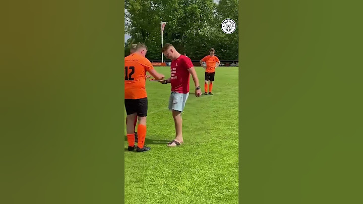Ook tijdens de wedstrijd gaat de bruine fruitschaal rond 🧆😂… #kelderklasse #voetbal