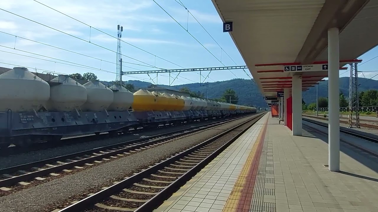 Prejazd nákladného vlaku v Považskej Bystrici od Púchova