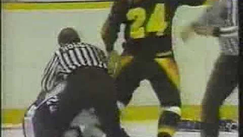 Curt Fraser KO's Dave Farrish