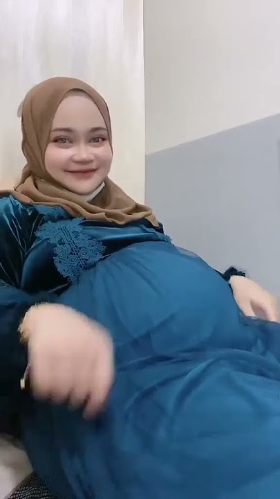 Bumil Hijab Cantik Perut Gemoy Sedang Santai Sambil Goyang #bumil #bumilhijab #pregnant #gemoy #lucu