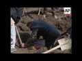 KOSOVO: BODIES OF PEOPLE KILLED BY SERBIAN POLICE UNEARTHED 2 KOSOVO: BODIES OF PEOPLE KILLED BY SERBIAN POLICE UNEARTHED 2