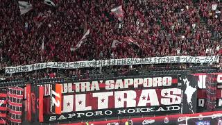 【揺るがぬ情熱】シーズン途中で監督交代に踏み切ったコンサドーレに力強いメッセージと共にチャントを送る札幌ゴール裏