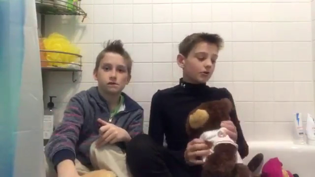 Bath tub filled with stuffed animals what am I eating challenge - YouTube