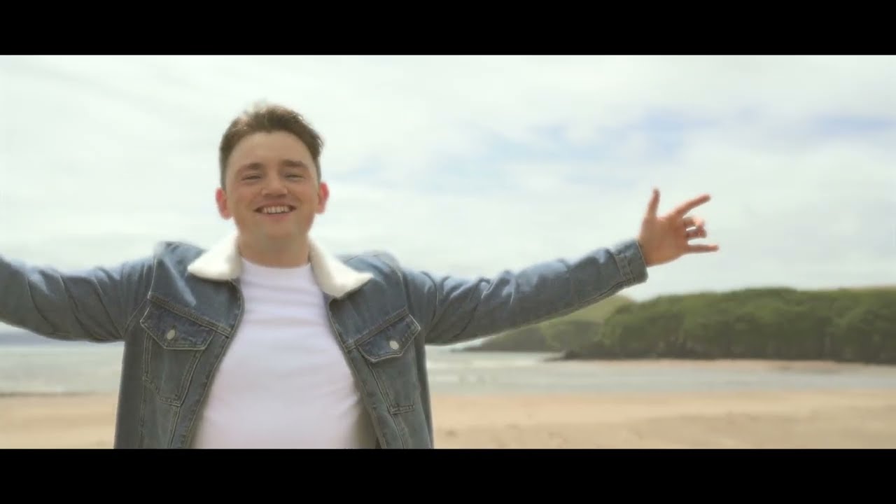 Guarda The Fógues - Crazy World (Official Music Video) su YouTube Guarda The Fógues - Crazy World (Official Music Video) su YouTube
