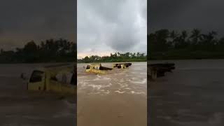 Truk terjebak dan terseret banjir saat bekerja #shorts #truksawit #truk #banjir #fypage #trending