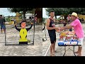 JOGANDO FUTEBOL e distribuindo ALIMENTOS