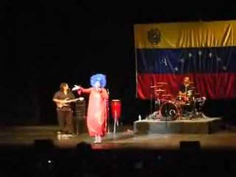 El Moreno Michael haciendo de Celia Cruz