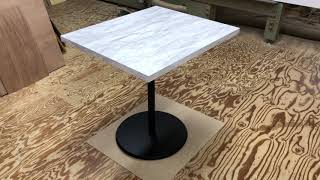 喫茶店の二人掛けテーブル/一本脚で天板は大理石調メラミン化粧板