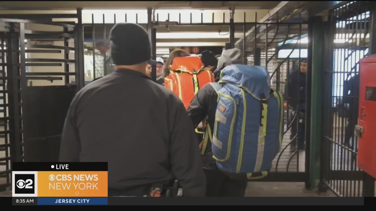 NYPD searching for 3 suspects in deadly shooting on Bronx subway - YouTube