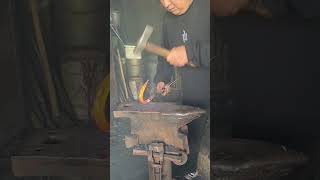 Heißes Metall Biegen mit Hammer