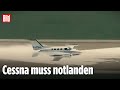 Texas: Flugzeug mit defektem Fahrwerk landet im Schaumteppich