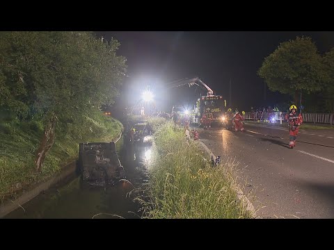 Wetzikon ZH: Autos landen im Bach