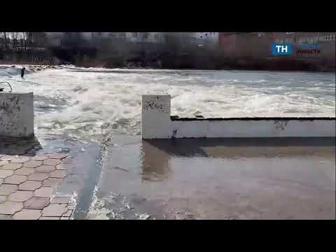 На Пролетарской набережной в Туле бурлит река