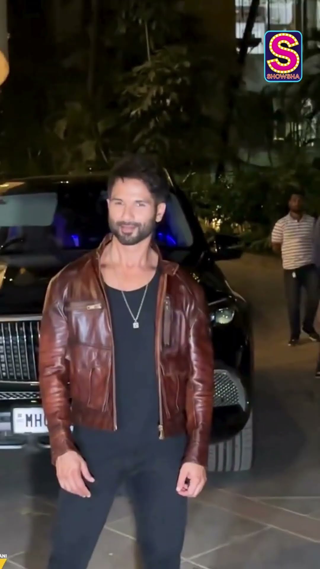 Deva Actor Shahid Kapoor Turns Heads in Sleek Brown Leather Jacket | Bollywood | N18S | #viral