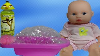 Куклы Пупсики купаються в ванной,играют с игрушками Энгри Берс