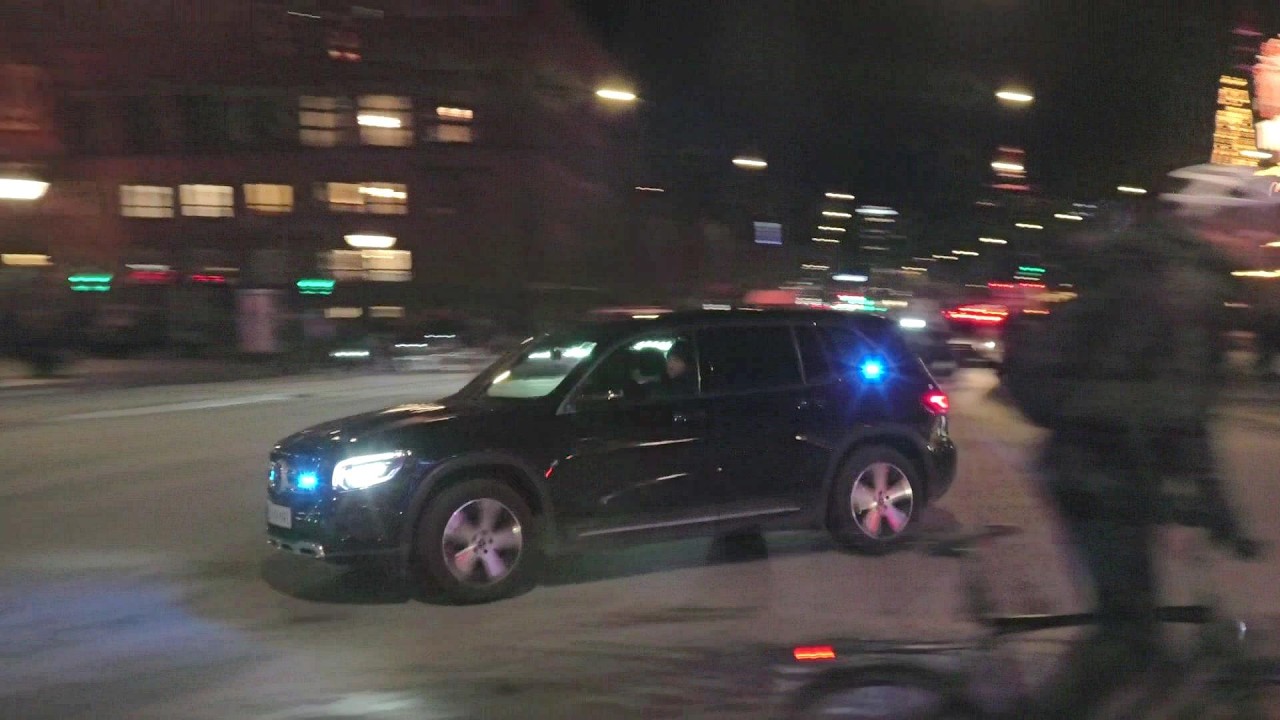 POLITIACTION & LÆGEBIL MED PIERCER rådhuspladsen i københavn politi i udrykning polizei einsatzfahrt
