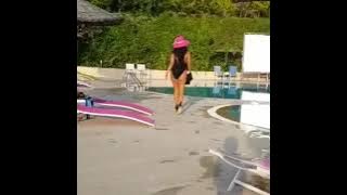 رولا يموت تستعرض انوثتها بالمايوة الاسود في حمام السباحة