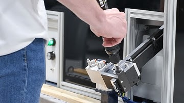 Screw Presenter System with Direct Pick Up for Assembly Operators