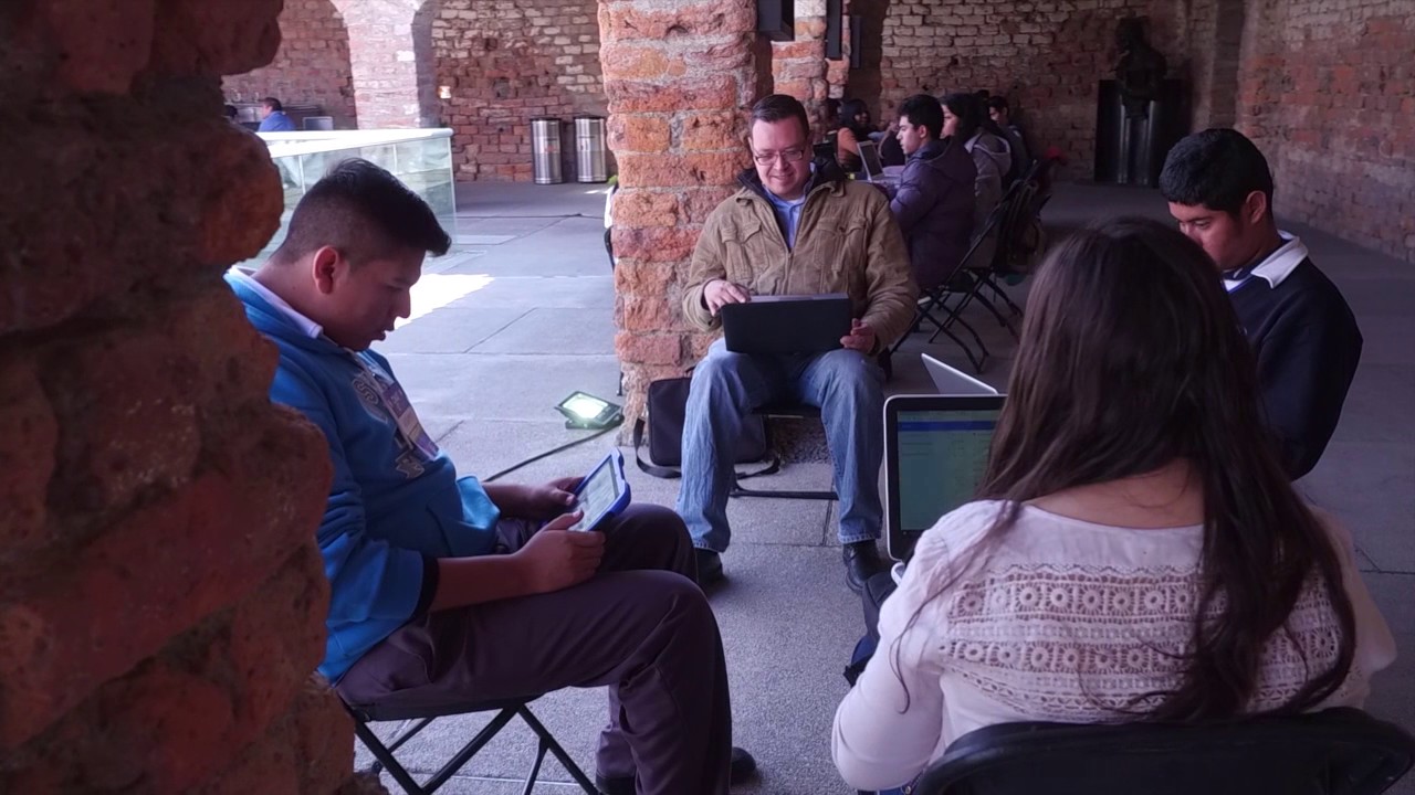 Alejandro invita a atreverte a emprender e innovar en HACKATON Centro Fox guanajuato market