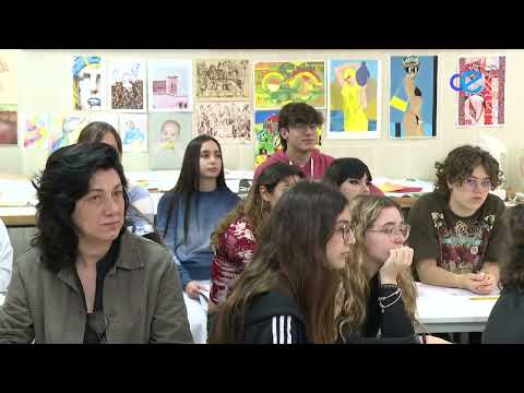 Vicente Álvarez comparte con los alumnos de la Escuela de Arte su experiencia como dibujante
