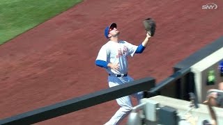 PHI@NYM: Duda reaches into the stands for great grab