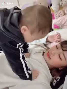 Girl xinh cho con bú và cái kết