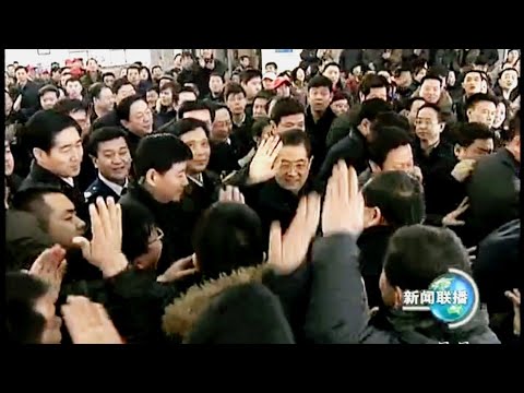 胡锦涛总书记同老百姓攀谈起来询问大家要去哪里，好不好买票，并叮嘱道：“临近春节，大家都想快点回家，但路上一定要注意安全”