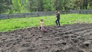 Дети посадили огород на ферме. Везём поросят подписчику на аэролодке.