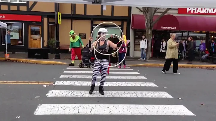 Halloween street performing - Planet Janet Enterta...