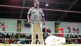 2010-12-05-Bolivia-HzF-P1570642-Cholitas wrestling-Part 2 of 4-First cholitas grand entree-La Paz.