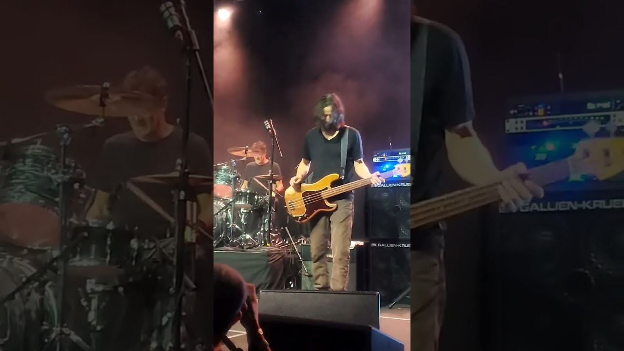 YouTube에서 Keanu reeves takes the stage - Dogstar performance at Ventura music hall 8/26/23 보기 YouTube에서 Keanu reeves takes the stage - Dogstar performance at Ventura music hall 8/26/23 보기