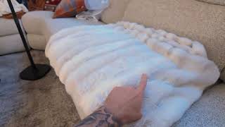 Looking for a Soft Blanket That Feels Like a Cloud? Watch This screenshot 2