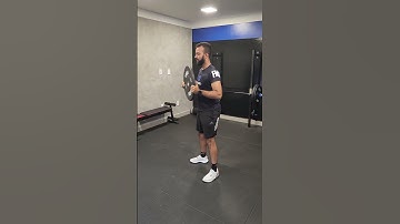 Agachamento empurrando anilha a frente