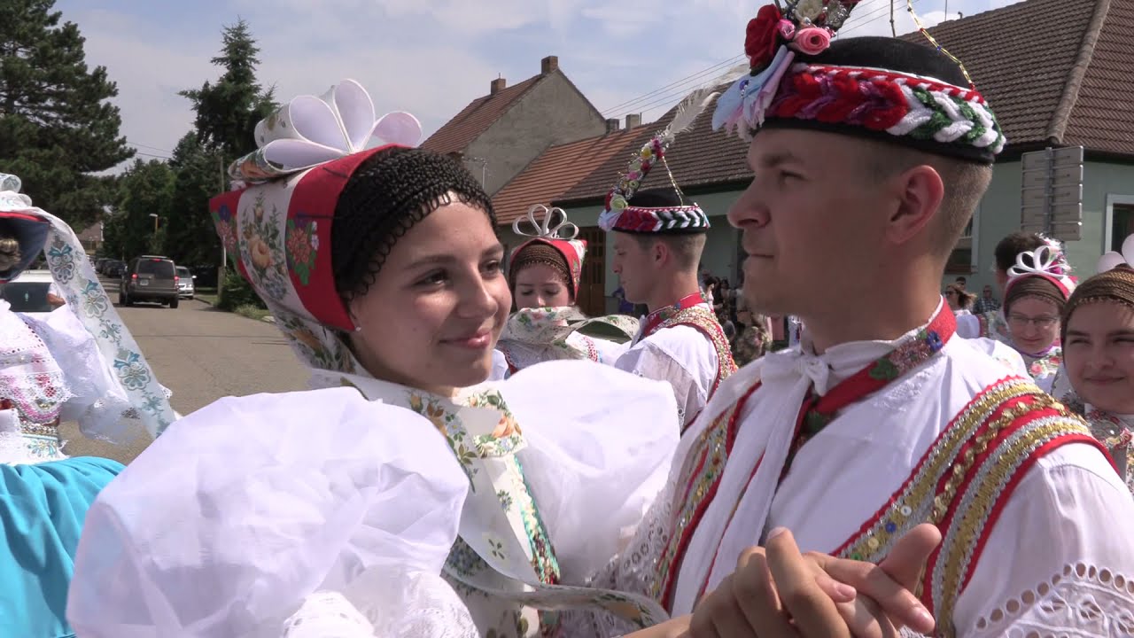 JOSEFOV-HODY 2021 (tanečky krojovaných před kostelem)