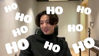 Jungkook 4 Dakika 48 Saniye Boyunca Kendince Takılıyor