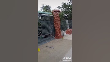 Thợ hồ xây cột cổng xoắn bằng gạch