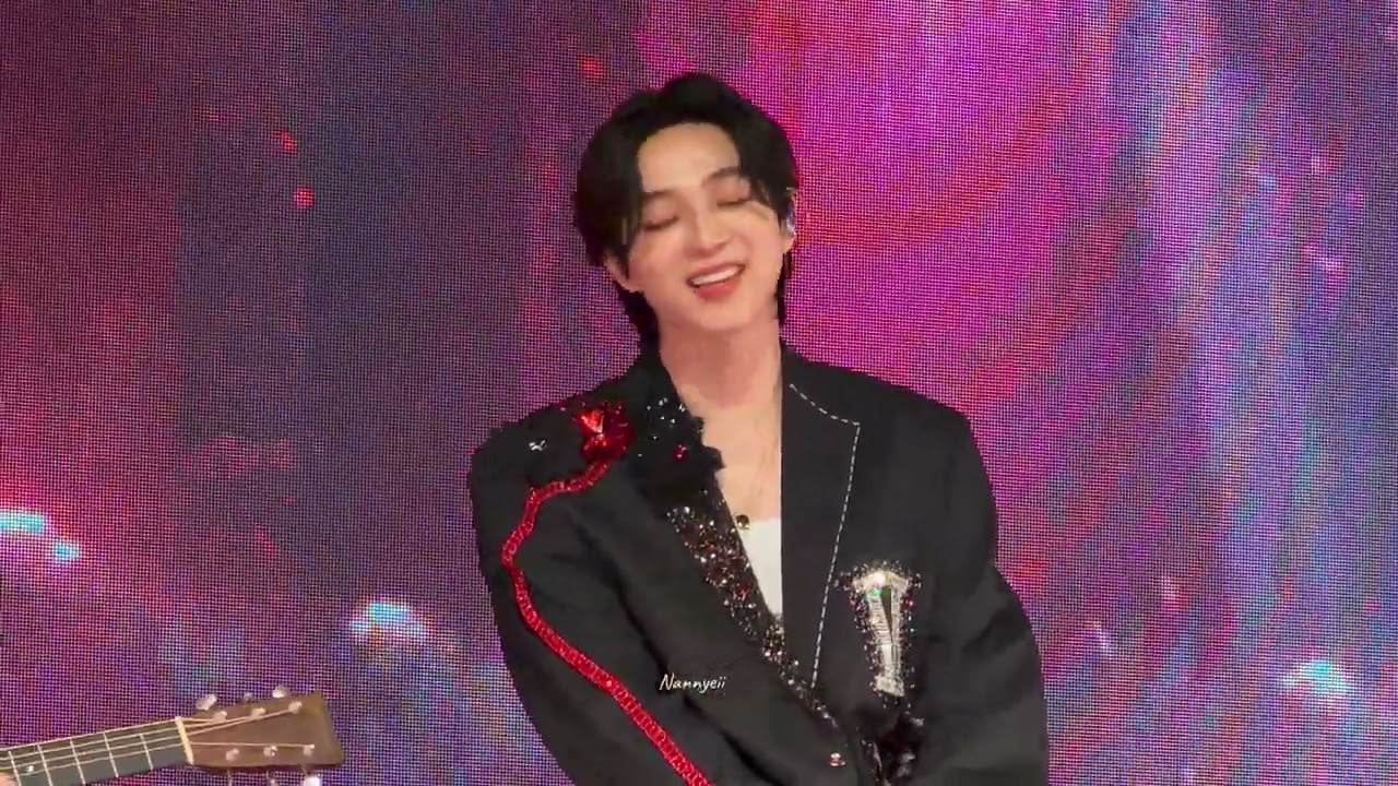 Бас Хацанат исполняет песню 