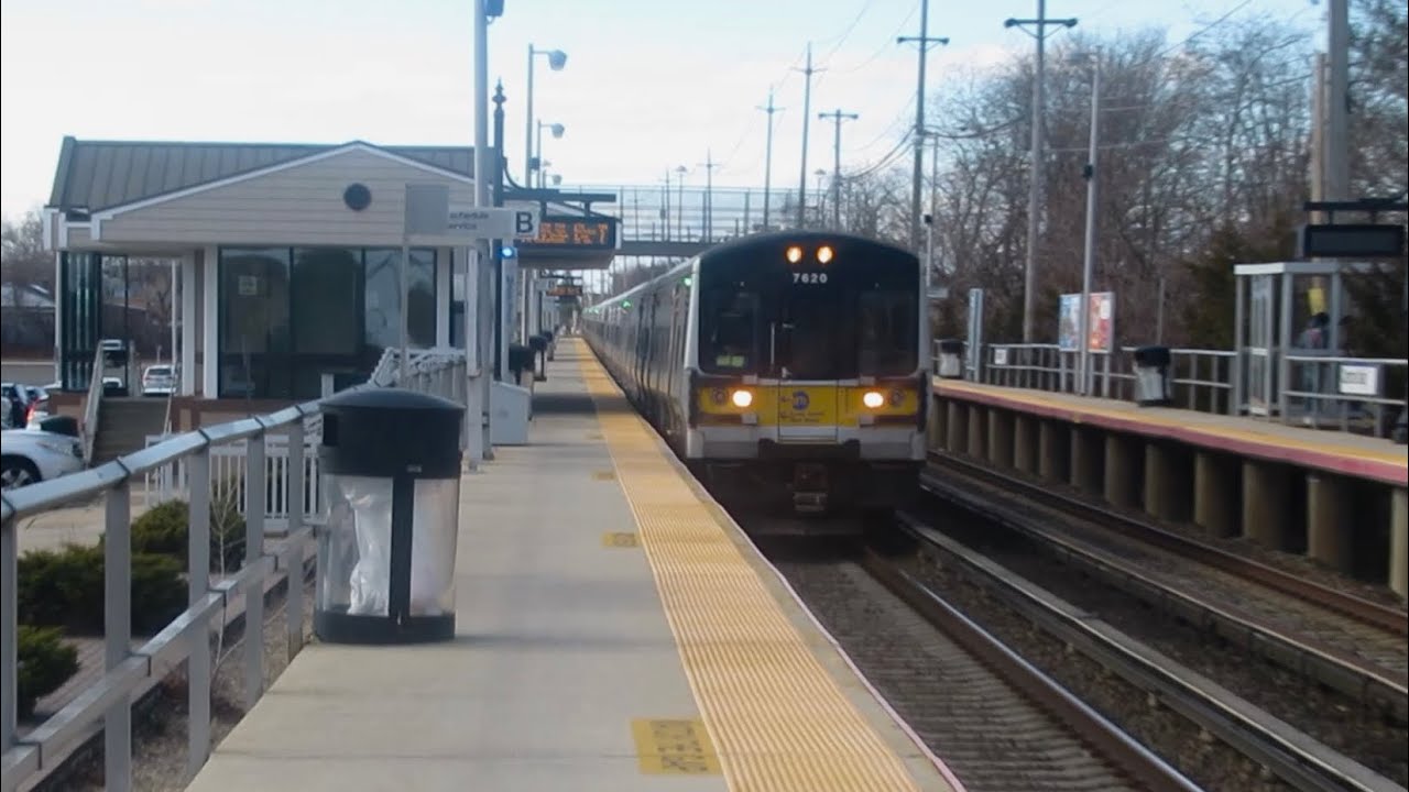 long-island-railroad-ronkonkoma-bound-m7-arrives-and-departs-central