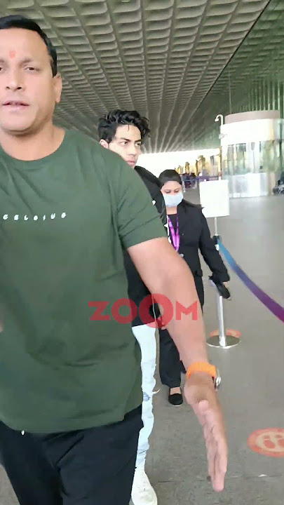 Aryan Khan takes help to put on his bag at the airport #shorts #aryankhan