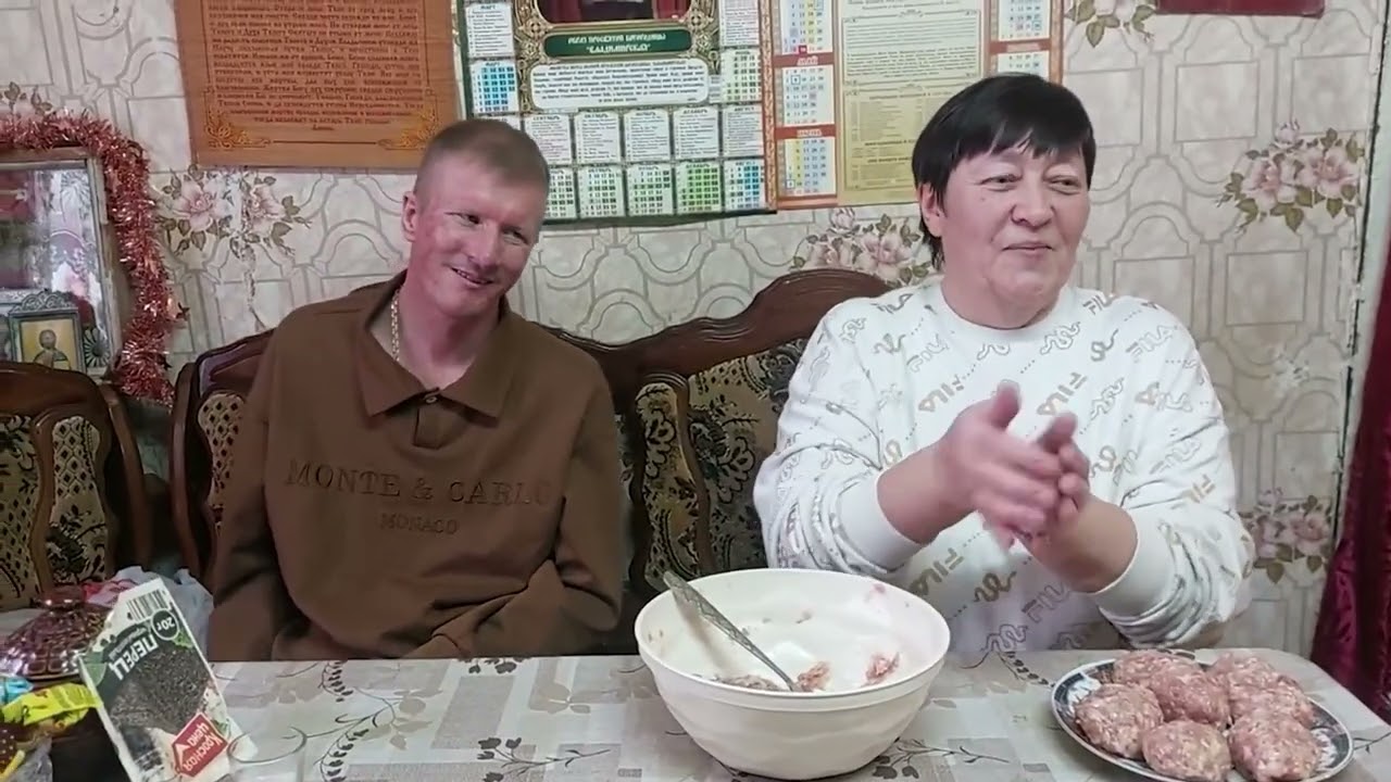 Люба готовит котлеты для Алексея .