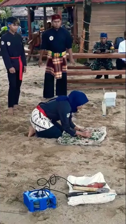 wanita ini cuci muka pake beling ( debus banten )