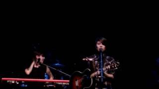 Tegan And Sara Terminal 5,October 5- Sara Hits On Hot Mom