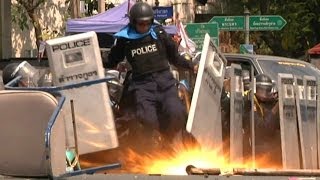 Polis memurlarının arasına el bombası - BBC TÜRKÇE Resimi