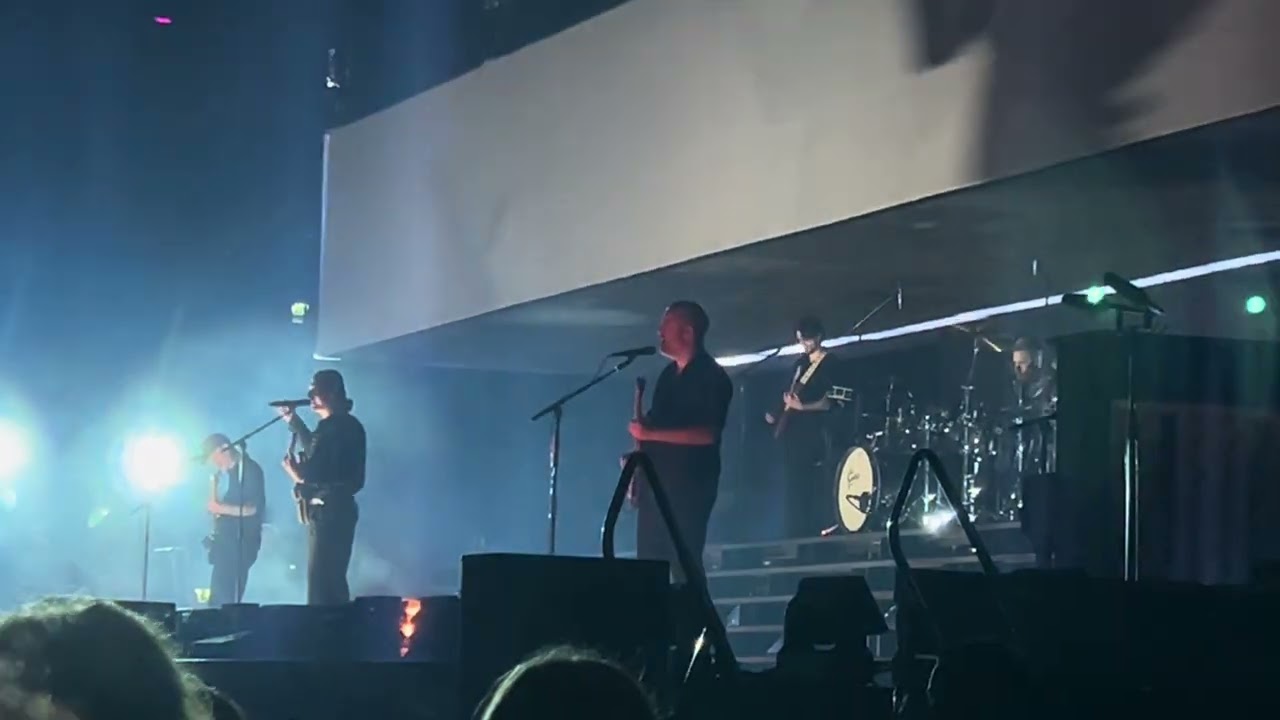 Kensington- Stay, live @ziggo dome, dec 4 2025, set opener, picking up where they have left 😉 !