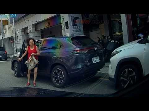 [Car Accident Video] Auntie, why aren't you reacting? (Plate: BVB-7717) (2026.10.03 Taichung)