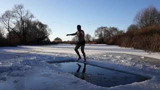 Согреваюсь перед прорубью.I warm myself before the ice hole.Hardening Winter Swimming in December