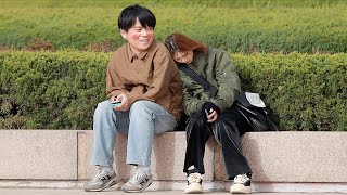 When Girl Falls Asleep on Stranger's Shoulder | Prank 当女生倒在陌生人肩膀睡着，路人小哥的表情充满了幸福