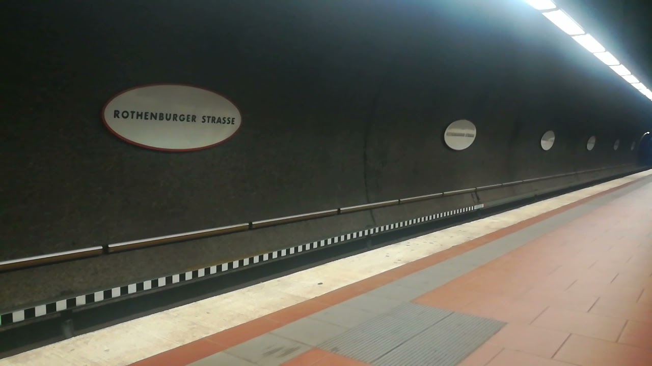 VAG Nürnberg U-Bahnzug DT3 fährt im Bahnhof Rothenburger Straße ein