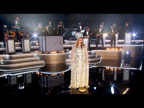 Kelly Clarkson – Christmas Isn’t Canceled (Just You) [Live from When Christmas Comes Around on NBC]