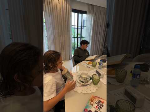 Wesley Safadão mostrando o Yhudy Lima lendo a Bíblia